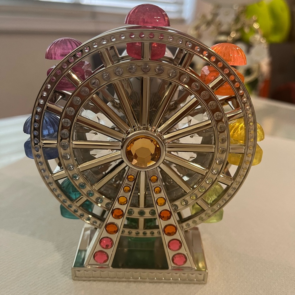 Bath & Body Works Home Fragrance Plug.
I LIGHT UP !